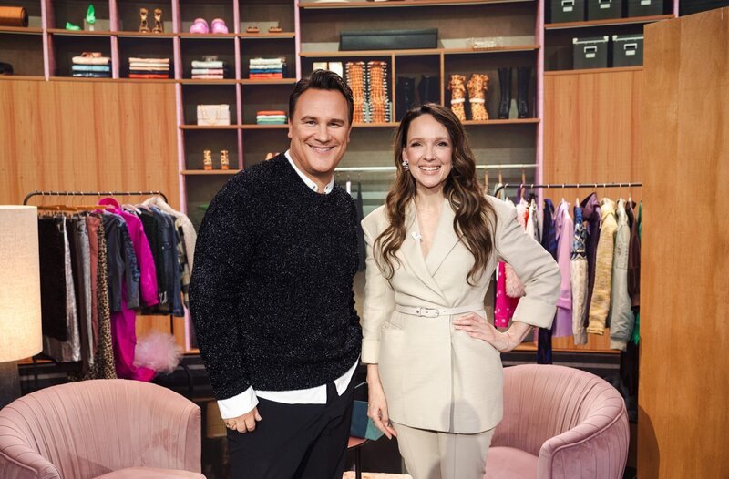 Moderatorin Carolin Kebekus (r.) mit ihrem Gast: Modedesigner Guido Maria Kretschmer. – Bild: WDR/​Ben Knabe