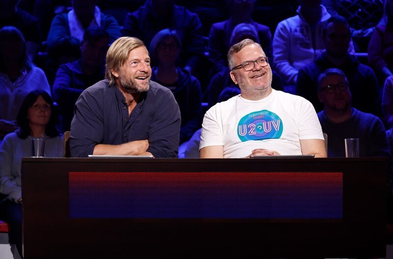 Rateteam-Kapitän Elton (r.) und der Schauspieler Henning Baum (l.) bilden ein Rateteam. – Bild: ARD/​Morris Mac Matzen