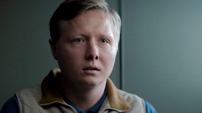 Der Verdächtige Peder Kronborg (William Gundersen) wird verhört. – Bild: ARD Degeto Film/​Viaplay/​Cinenord