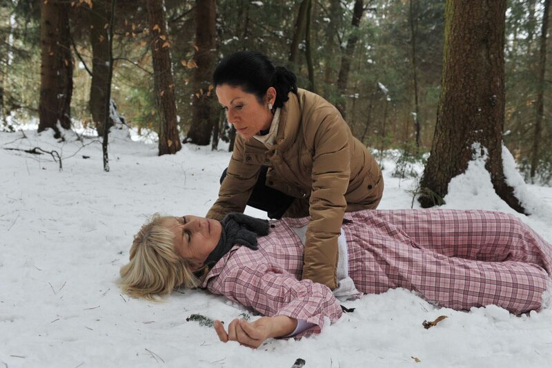 Doris (Simone Ritscher, oben); Charlotte (Mona Seefried, unten) – Bild: Ann Paur