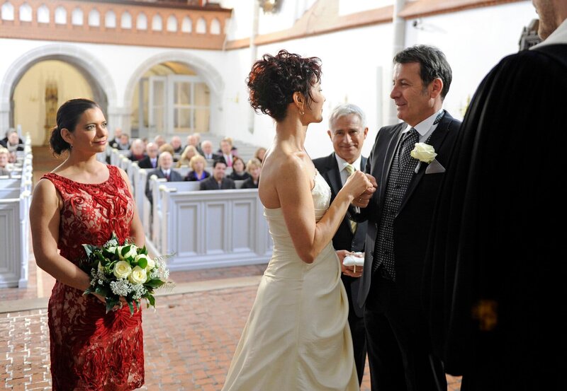ARD ROTE ROSEN FOLGE 1438, am Freitag (15.02.13) um 14:10 Uhr im ERSTEN. Hochzeit: Gunter (Hermann Toelcke, 2.v.r.) und Merle (Anja Franke, 2.v.l.) geben sich in einer romantischen Zeremonie überglücklich das Ja-Wort (mit Gerry Hungbauer, M., Sandra Speichert, r. und Komparsen). – Bild: ARD/​Nicole Manthey