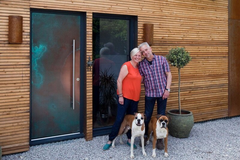 Kate und Rob mit ihren Hunden. – Bild: RTL /​ Malgosia Lonsdale Photography
