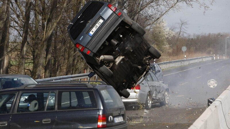 Die fliehenden Gangster verursachen einen Massencrash. – Bild: MG RTL D /​ Guido Engels
