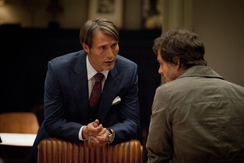 Dr. Hannibal Lecter (Mads Mikkelsen, l.) warnt Will Graham (Hugh Dancy, r.) eindringlich, seine Fähigkeiten nicht zu oft einzusetzen, da diese seine Psyche stark belasten … – Bild: NBC Universal Media, LLC