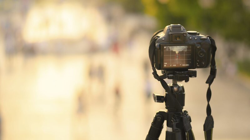 Shooting at the square with a tripod. – Bild: Discovery Channel /​ MarioGuti /​ Getty Images/​iStockphoto /​ ThinkstockPhotos-188008099.