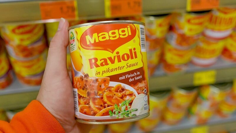  Maggi Würze steht seltener auf dem Tisch, aber meterweise Maggi-Produkte im Supermarkt – trotz schlechtem Ruf von Fertigprodukten. Vier Wochen nur Maggi essen: Was passiert dann? – Bild: ORF/​Bavaria