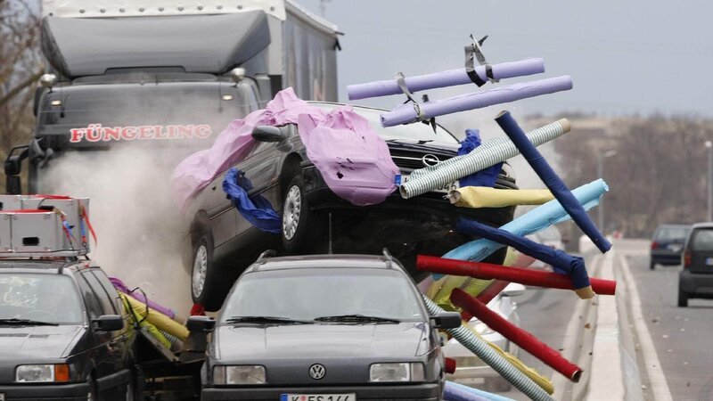 Bei der Verfolgungsjagd kommt es zum Crash. Der Gangster fährt in einen Anhänger, hebt ab und landet im Gegenverkehr … – Bild: RTL /​ Guido Engels