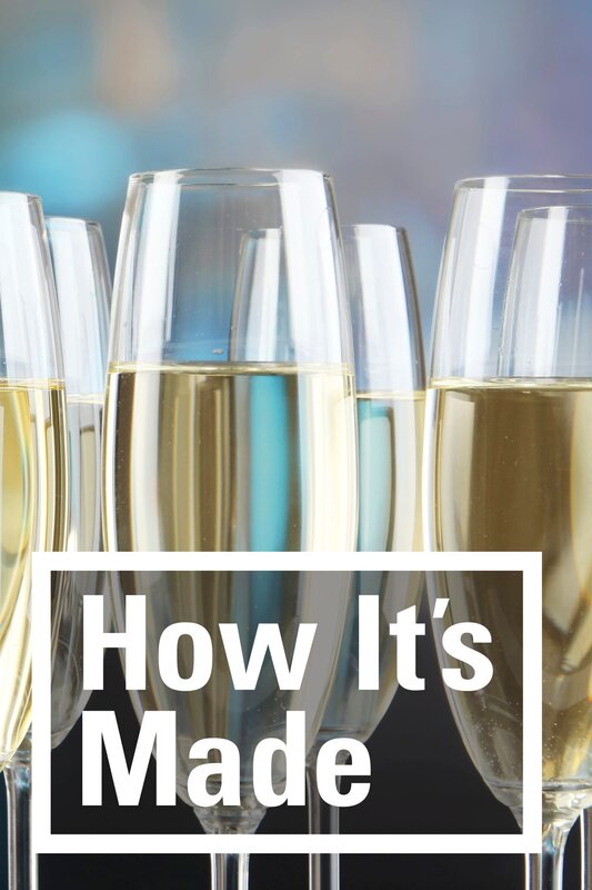 Champagne in glasses on restaurant background – Bild: belchonock