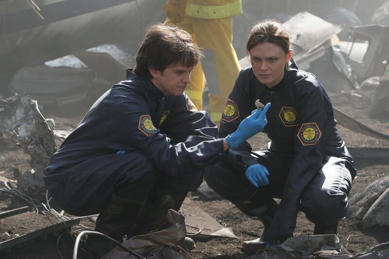 Dr. Addy (Eric Millegan, l.); Dr. Brennan (Emily Deschanel, r.) – Bild: 2005 FOX BROADCASTING COMPANY /​ Carin Bear Lizenzbild frei