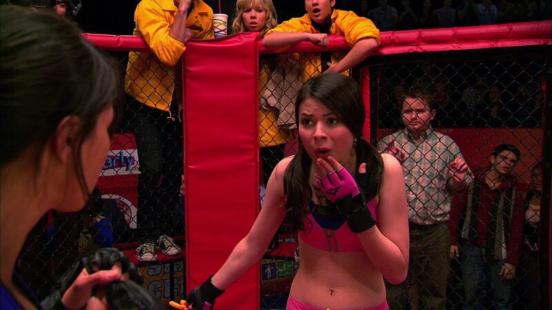 Carly Shay (Miranda Cosgrove, vorne, r.) – Bild: Paramount