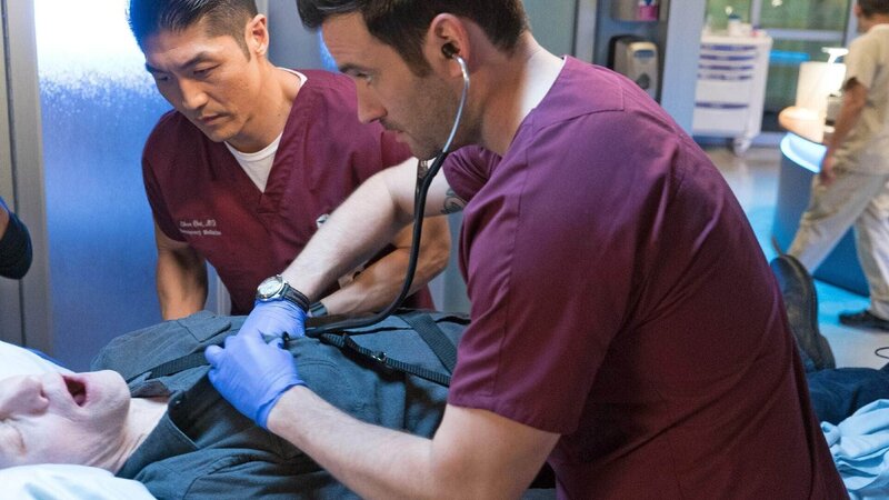 V.l.: Dr. Ethan Choi (Brian Tee), Dr. Connor Rhodes (Colin Donnell) – Bild: RTL /​ NBC Universal