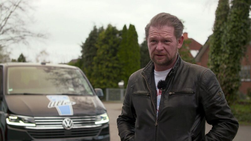 Birgit und Dieter haben sich eine Mammutaufgabe vorgenommen, als sie das Sorgerecht für ihre vier Enkel übernehmen. Ihr VW Bulli bleibt häufig liegen, ohne Auto sind die Wege zu Schule, Einkauf oder Ärzten nicht zu bewältigen. – Bild: RTLZWEI