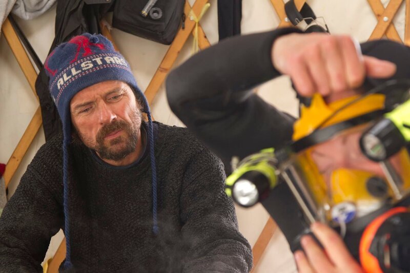 Steve Riedel watches as his daughter Emily prepares to dive. – Bild: Discovery Channel /​ Discovery Communications