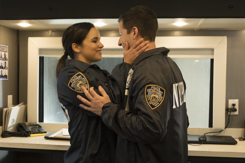 Amy Santiago (Melissa Fumero, l.); Jake Peralta (Andy Samberg, r.) – Bild: NBCUniversal Media, LLC /​ John P. Fleenor