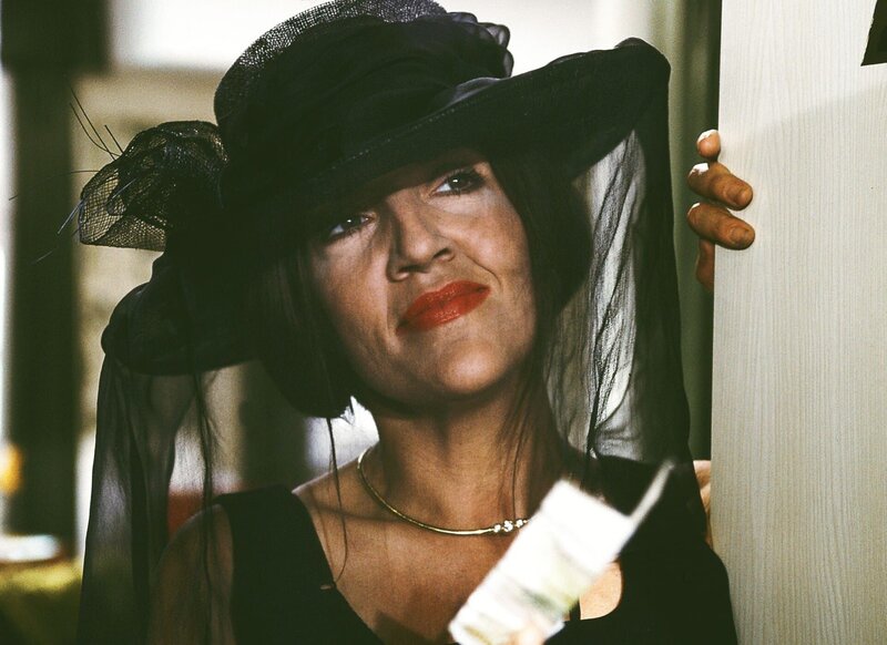 Walter (Katy Karrenbauer), die aus Reutlitz geflohen ist, um an Susannes Beerdigung teilzunehmen, hat sich ein Zimmer genommen und verkleidet, um nicht erkannt zu werden. – Bild: RTL