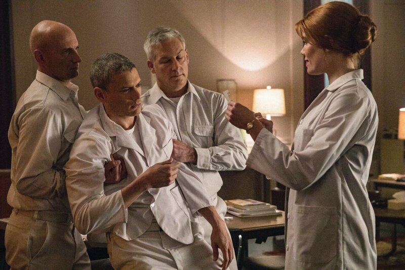 Snart (Wentworth Miller, 2.v.l.); Dr. Moore (Annabel Marshall-Roth, r.) – Bild: Warner Bros.