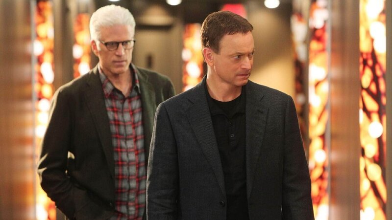 Als D.B. Russell (Ted Danson, l.) und sein New Yorker Kollege Mac Taylor (Gary Sinise) Macs Freundin Christine im Hotel zum gemeinsamen Essen abholen wollen, erleben sie eine böse Überraschung … – Bild: MG RTL D