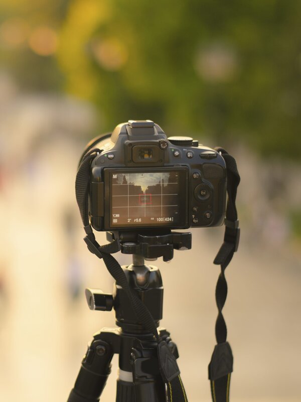 Shooting at the square with a tripod. – Bild: MarioGuti /​ Getty Images/​iStockphoto /​ ThinkstockPhotos-188008099.