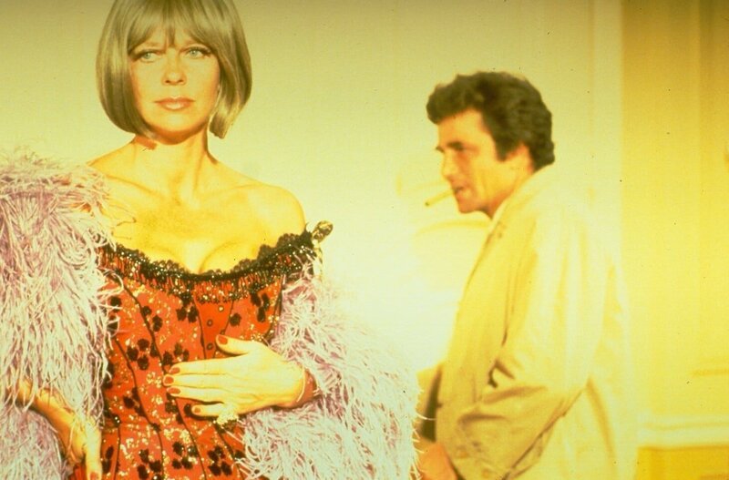 (v.l.n.r.) Nora Chandler (Anne Baxter); Columbo (Peter Falk) – Bild: port.hu