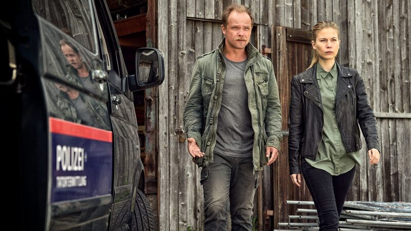 Kriminalhauptkommissar Michael Oberländer (Matthias Koeberlin) und Kriminalinspektorin Hannah Zeiler (Nora Waldstätten). – Bild: 3sat