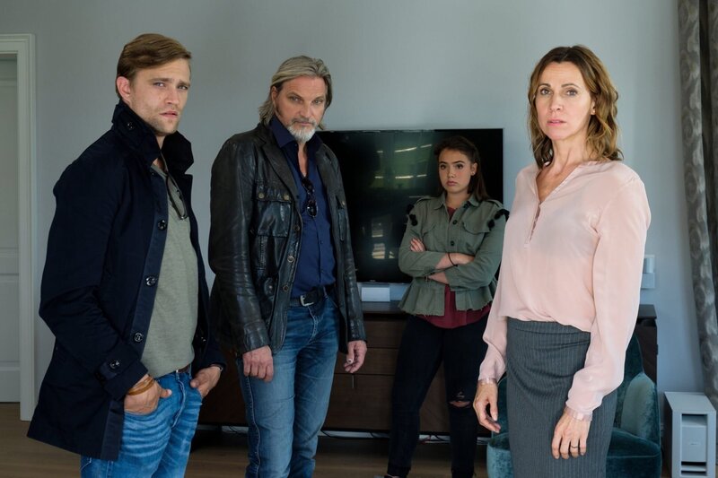 Major Carl Ribarski (Stefan Jürgens, 2 v.l.) und Bezirksinspektor Simon Steininger (Michael Steinocher, l.) sprechen mit Marie Lasnig (Mara Romei, 2. v.r.) und Daniela Lasnig (Doris Schretzmayer, r.) über den Mord an Georg Stadler. – Bild: ORF/​Satel Film/​Petro Domenigg