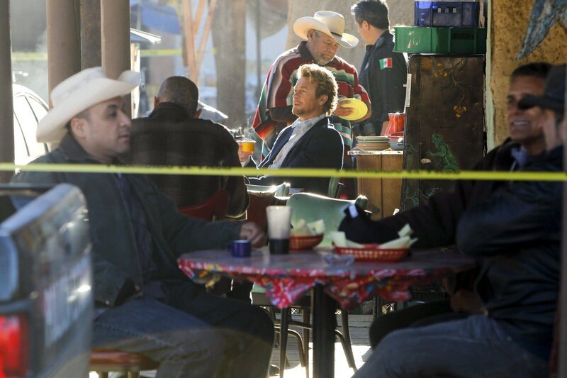 Seine Ermittlungen führen ihn dieses Mal nach Mexiko, wo eine US-Anwältin tot aufgefunden wurde: Patrick (Simon Baker, M.). Um den Hintergründen auf die Spur zu kommen, tritt er sogar einer dubiosen Sekte bei … – Bild: ATV