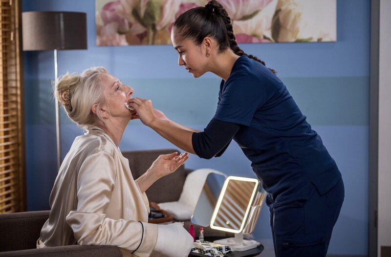 Christel Lacell (Désirée Nick, l.) ist verzweifelt. Gut, dass Sofia (Olivia Papoli-Barawati, r.) für eine Untersuchung in das Patientenzimmer kommt und ihr Ihre Unterstützung anbietet. – Bild: ARD/​Michael Kremer