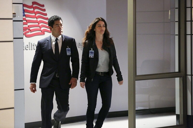 Die Existenz eines geheimen Spionageverbunds kommt ans Licht. Teresa Lisbon (Robin Tunney, r.) und Kimball Cho (Tim Kang, l.) versuchen, eine Verbindung zwischen diesem und dem aktuellen Mordfall zu finden … – Bild: Warner Bros. Television