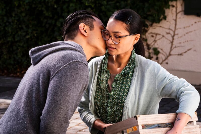 Leon (Joel Akgün) gibt Lien (Nui Nguyen) spontan einen Kuss. – Bild: BR/​Lena Semmelroggen