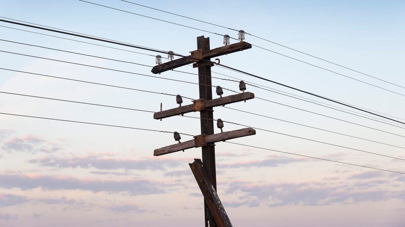 Electriccity post – Bild: Discovery Channel /​ Phuchit /​ Getty Images/​iStockphoto /​ ThinkstockPhotos-503836354.