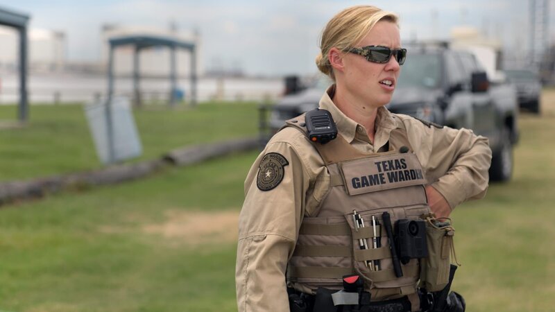 Game Warden McKenzie Crow standing with sunglasses – Bild: Jamie Azar /​ Engel Entertainment Inc., Animal /​ Discovery Communications, LLC