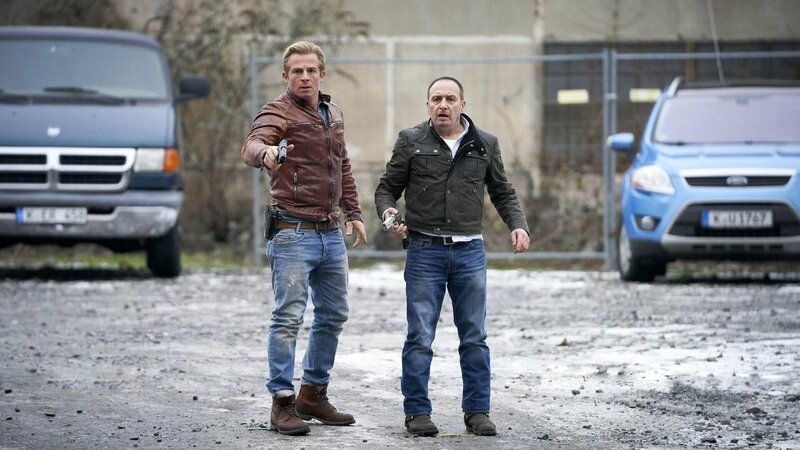 Während Paul (Daniel Roesner, l.) und Semir (Erdogan Atalay) dem flüchtigen Dimir auf der Spur sind, wird er vor den Augen der Polizisten überfahren. Die Verwendung des sendungsbezogenen Materials ist nur mit dem Hinweis und Verlinkung auf TVNOW gestattet. – Bild: Foto: RTL /​ Guido Engels