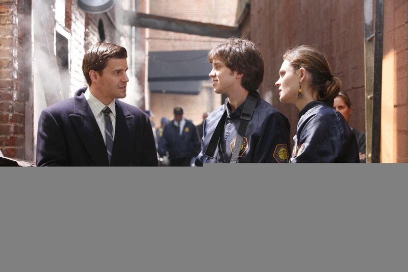 (v.l.n.r.) Booth (David Boreanaz); Zack Addy (Eric Millegan); Dr. Brennan (Emily Deschanel) – Bild: FOX BROADCASTING COMPANY /​ Isabella Vosmikova