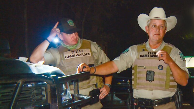 Game Wardens Mike Boone and Jake Noxon at night in front of their patrol truck. – Bild: Jamie Azar /​ Discovery Communications, LLC