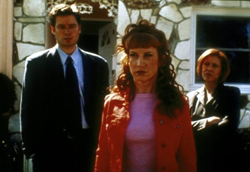 Betty Templeton (Kathy Griffin, M.) ist sauer auf ihre Doppelgängerin. Mulder II (Steve Kiziak, l.) und Scully II (Arlene Pileggi) sind gespannt, was passiert. – Bild: ProSieben MAXX
