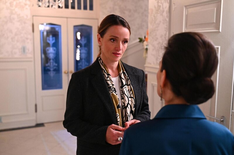 Simones (Tatjana Clasing, r.) Hoffnung auf eine Versöhnung mit Jenny (Kaja Schmidt-Tychsen) wird leise geweckt. – Bild: RTL /​ Julia Feldhagen