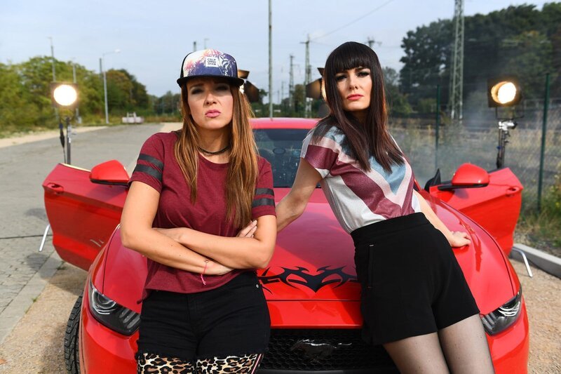 (v.l.n.r.) Carolin Kebekus; Martina Hill – Bild: SAT.1 /​ Willi Weber