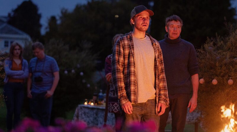 Rückblick: Daniel Momrak (Kristian Repshus, Mitte) platzt auf die Party seiner Ex-Freundin und macht ihr eine Szene. – Bild: ARD Degeto Film/​Viaplay/​Cinenord