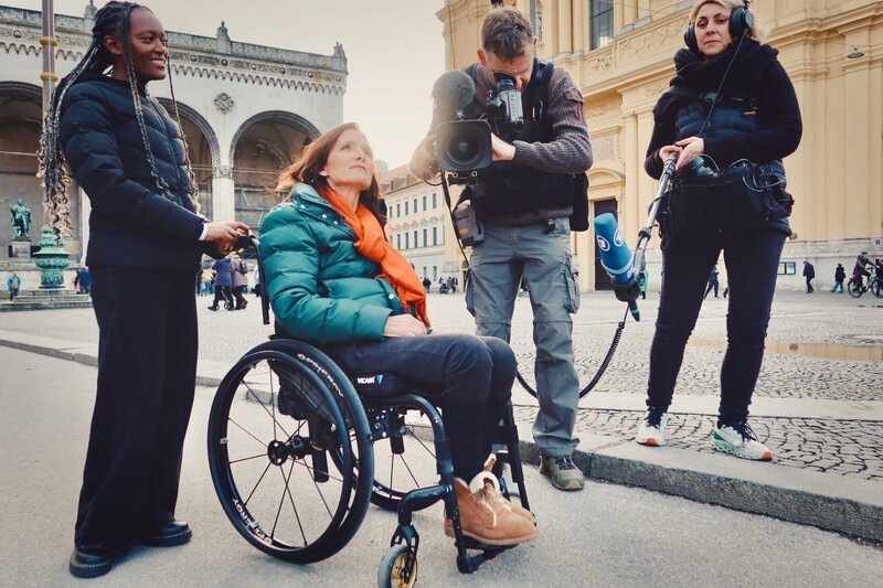 Mirjam Kottmann ist die erste deutsche Nachrichtenmoderatorin im Rollstuhl. – Bild: ZDF und Jens Ufer
