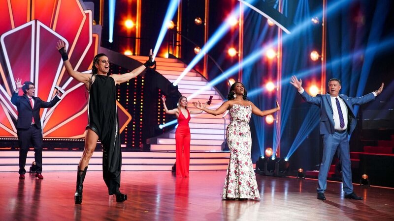 Die Jurymitglieder (v.l.) Jorge González, Motsi Mabuse und Joachim Llambi demonstrieren zusammen mit den Moderatoren Victoria Swarovski und Daniel Hartwich (hinten links) den „Happy Zuschauerdance“. – Bild: RTL