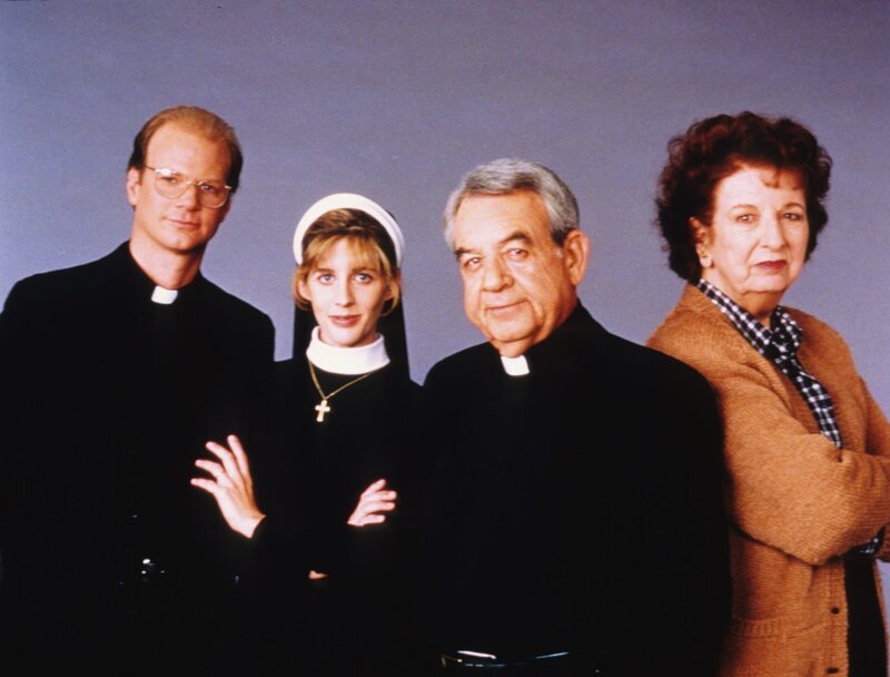 (v.l.n.r.) Pfarrer Philip Prestwick (James Stephens); Schwester Stephanie (Tracy Nelson); Pfarrer Frank Dowling (Tom Bosley); Marie Murkin (Mary Wickes) – Bild: Paramount