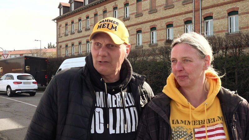 Familienzuwachs bei Katrin und Elvis. Jelena, die drittälteste Tochter des Ehepaares, ist vor Kurzem Mutter geworden. Für Katrin und Elvis ist es bereits das vierte Enkelkind, sie selbst haben acht Kinder. – Bild: RTLZWEI