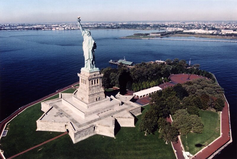 Eine Luftaufnahme der Freiheitsstatue. – Bild: Discovery Communications, Inc.