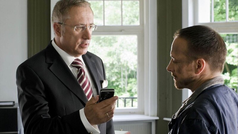 Regierungspräsidenten Neumann (Robert Giggenbach, li.) und Semir  (Erdogan Atalay) erfahren, dass Nicole vor ihrem Tod auf dem Empfang war. – Bild: MG RTL D /​ Guido Engels