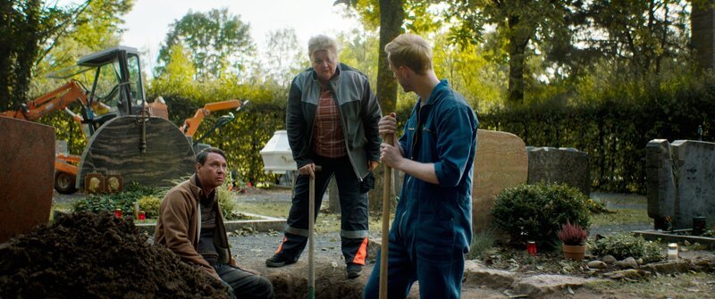 Gert Ganterer (Thomas Kress, l.), Rudi Roller (Angelika Sedlmeier, m.), Pat Paluczek (David Zimmerschied, r.) – Bild: AlpenrepublikSchmidbauer-Film Gert Ganterer (Thomas Kress, l.), Rudi Roller (Angelika Sedlmeier, m.), Pat Paluczek (David Zimmerschied, r.) – Bild: AlpenrepublikSchmidbauer-Film