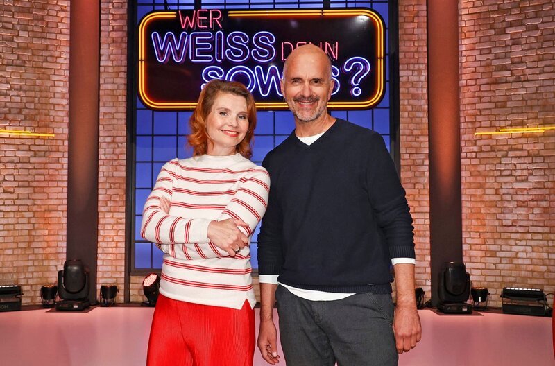 Als Kandiat:innen zu Gast bei „Wer weiß denn sowas?“: Die Schauspielerin Annette Frier (l.) und der Schauspieler Christoph Maria Herbst (r.). – Bild: ARD/​Morris Mac Matzen