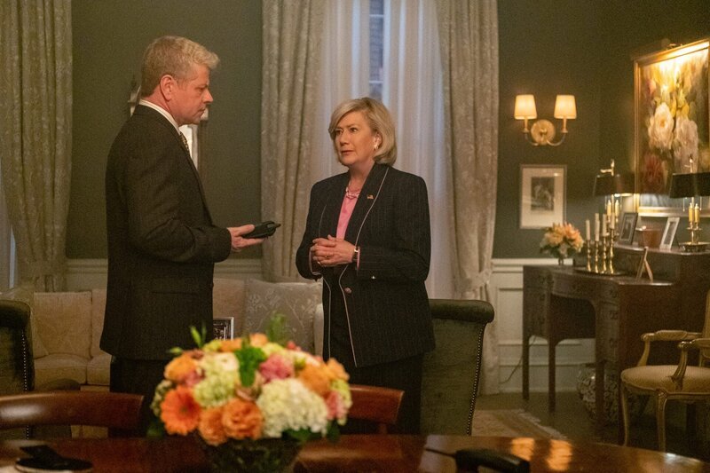 Paul Krendler (Michael Cudlitz, l.); Ruth Martin (Jayne Atkinson, r.) – Bild: 2021 © CBS Broadcasting Inc. All Rights Reserved /​ Brooke Palmer Lizenzbild frei