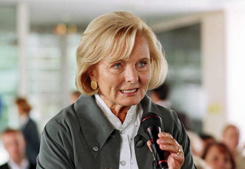 Maria (Ruth Maria Kubitschek) hat eine Neuigkeit zu verkünden. – Bild: „ARD Degeto/​ARD Degeto/​Marco O. Pichler“ (S2)