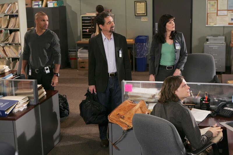 Nachdem der Fall, der Rossi (Joe Mantegna, M.) sogar im Schlaf verfolgt hat, geklärt ist, bekommen Reid (Matthew Gray Gubler, vorne), Derek (Shemar Moore, l.), Emily (Paget Brewster, r.) und das restliche Team überraschenden Besuch … – Bild: 13TH STREET/​ABC Studios