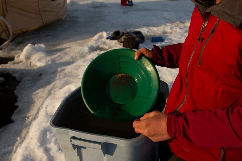 Zeke Tenhoff pans for gold. – Bild: Discovery Channel /​ Discovery Communications